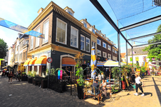 903381 Gezicht op de panden Domplein 20 -lager te Utrecht, met vooraan Domplein 20 (Brasserie Domplein). Links de ...